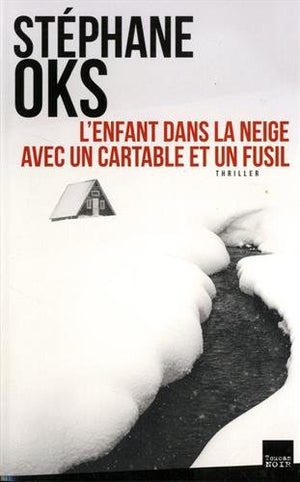 L'Enfant dans la neige avec un cartable et un fusil