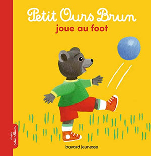 Petit ours brun joue au foot