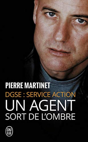 Un agent sort de l'ombre