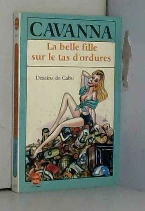 la belle fille sur le tas d'ordures