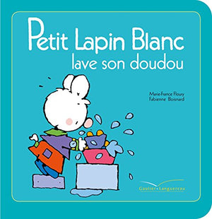 Petit lapin blanc lave son doudou