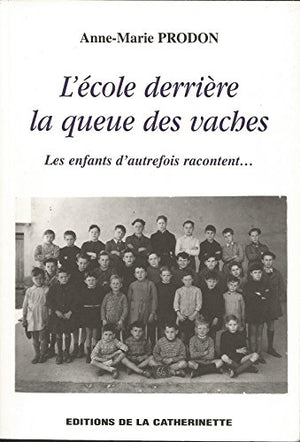 L'école derrière la queue des vaches.