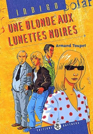 Une blonde aux lunettes noires