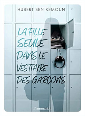 La fille seule dans le vestiaire des garçons