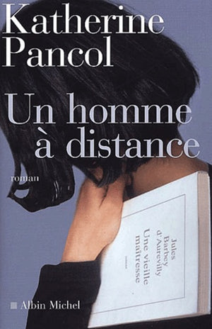 Un homme à distance