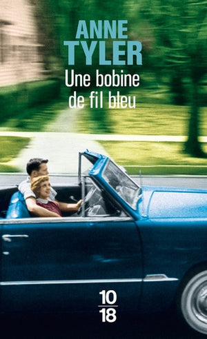 Une bobine de fil bleu