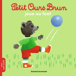 Petit ours brun joue au foot