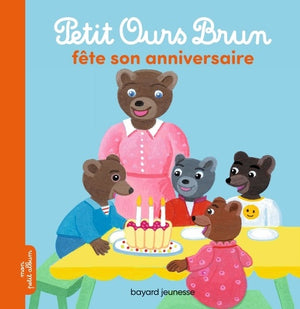 Petit ours brun fête son anniversaire