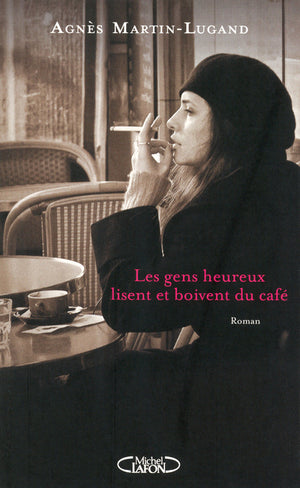 Les gens heureux lisent et boivent du café