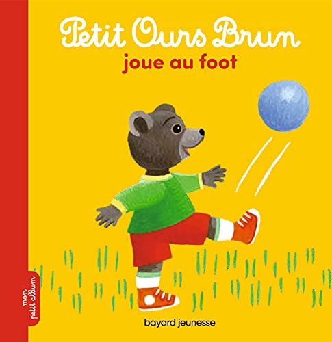 Petit Ours Brun joue au foot