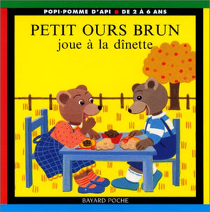 Petit ours brun joue à la dînette